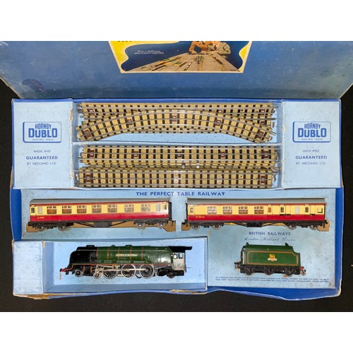 170 - Toys & Juvenalia, Trains, OO Gauge - a Hornby Dublo OO Gauge EDP12 passenger train set 