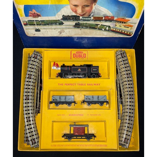 171 - Toys & Juvenalia, Trains, OO Gauge - a Hornby Dublo OO Gauge EDG16 tank good train set, boxed