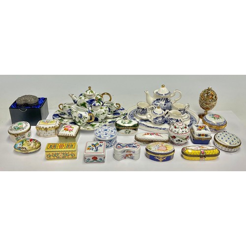 176 - A collection of Del Prado and similar reproduction porcelain patch pots and covers, printed and pain... 