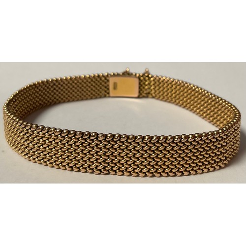 468 - A 15ct gold mesh link bracelet, the clasp with safety chain, marked 15ct, 23.2g