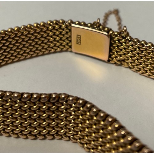 468 - A 15ct gold mesh link bracelet, the clasp with safety chain, marked 15ct, 23.2g