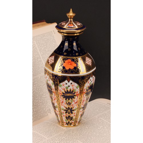 215 - A Royal Crown Derby 1128 Imari pattern tapering hexagonal vase and cover, gilt finial, 24cm high, pr... 