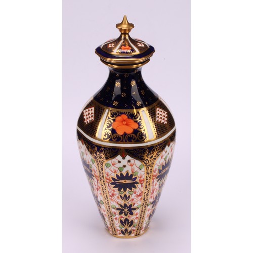 215 - A Royal Crown Derby 1128 Imari pattern tapering hexagonal vase and cover, gilt finial, 24cm high, pr... 