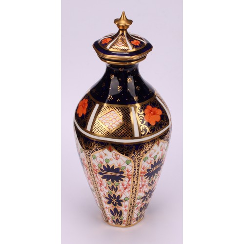 215 - A Royal Crown Derby 1128 Imari pattern tapering hexagonal vase and cover, gilt finial, 24cm high, pr... 