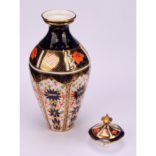 215 - A Royal Crown Derby 1128 Imari pattern tapering hexagonal vase and cover, gilt finial, 24cm high, pr... 