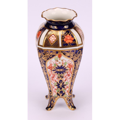 216 - A Royal Crown Derby 1128 Imari pattern tapering shaped square vase, of slender form, pie crust rim, ... 