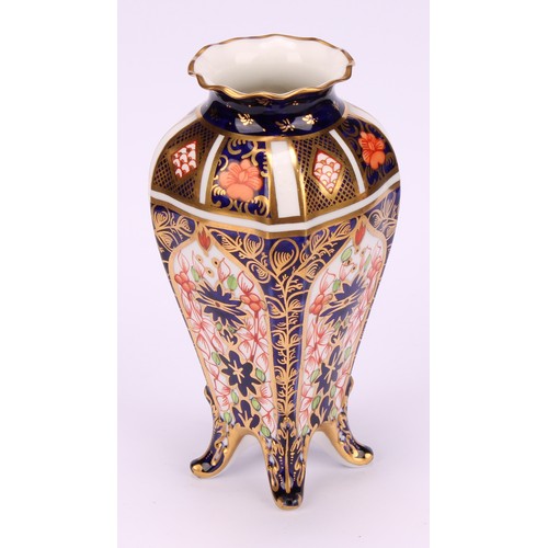 216 - A Royal Crown Derby 1128 Imari pattern tapering shaped square vase, of slender form, pie crust rim, ... 