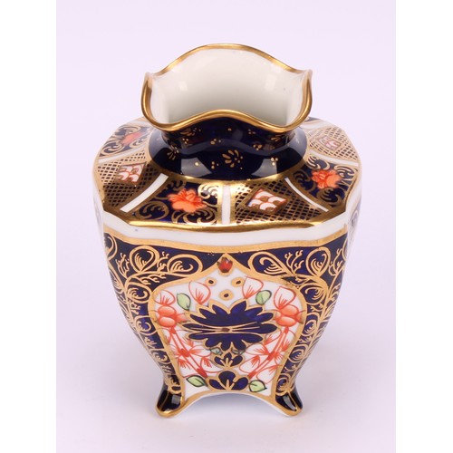 216 - A Royal Crown Derby 1128 Imari pattern tapering shaped square vase, of slender form, pie crust rim, ... 