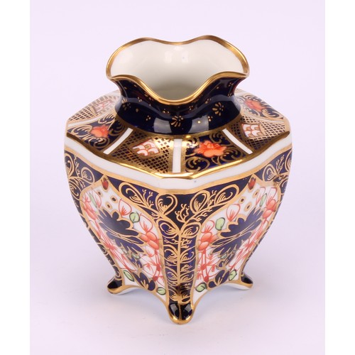 216 - A Royal Crown Derby 1128 Imari pattern tapering shaped square vase, of slender form, pie crust rim, ... 