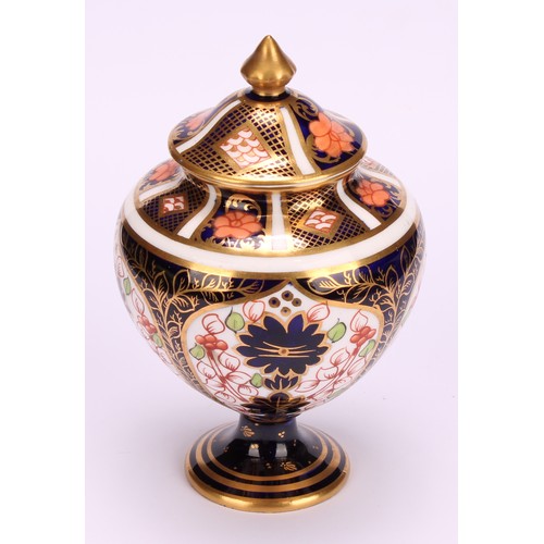 211 - A Royal Crown Derby 1128 Imari pattern ovoid pot pourri jar and cover, 9.5cm high, printed mark in r... 