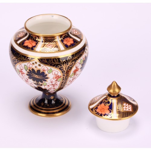 211 - A Royal Crown Derby 1128 Imari pattern ovoid pot pourri jar and cover, 9.5cm high, printed mark in r... 