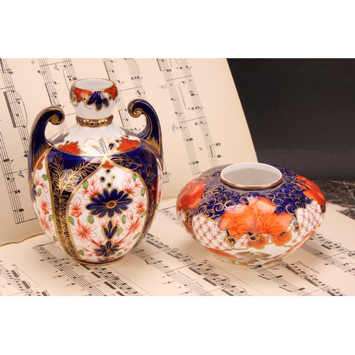 222 - A Royal Crown Derby 876 Imari pattern krater-shaped ovoid vase, scroll handles, beaded collar, 14cm ... 