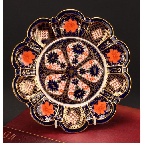 209 - A Royal Crown Derby 1128 Imari pattern lobed circular plate, shaped moulded borders, 22.5cm diameter... 