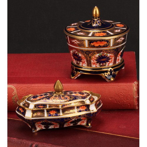 214 - A Royal Crown Derby 1128 Imari pattern tapered circular box and cover, the cover slightly domed, fou... 