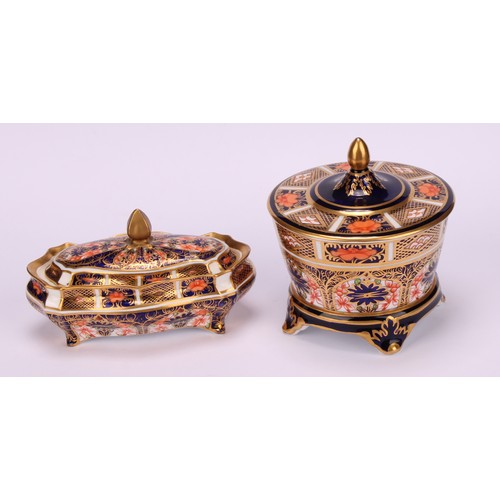 214 - A Royal Crown Derby 1128 Imari pattern tapered circular box and cover, the cover slightly domed, fou... 