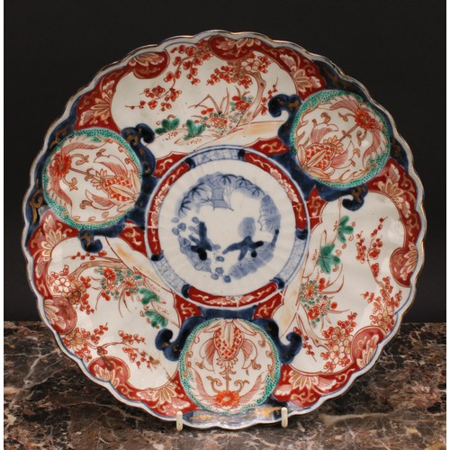 362 - A Japanese shaped circular charger, painted in the Imari palette, 29.5cm diam, Meiji period