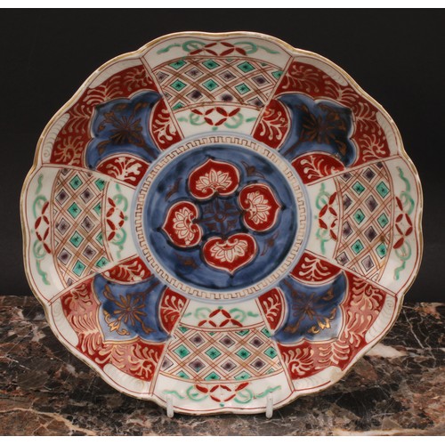 371 - A pair of Japanese shaped circular plates, painted in the Imari palette, 21.5cm diam, Meiji period; ... 