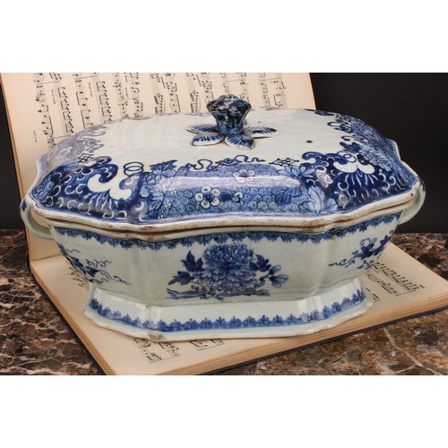 323 - A Chinese Export porcelain canted shaped rectangular tureen and cover, painted in underglaze blue wi... 