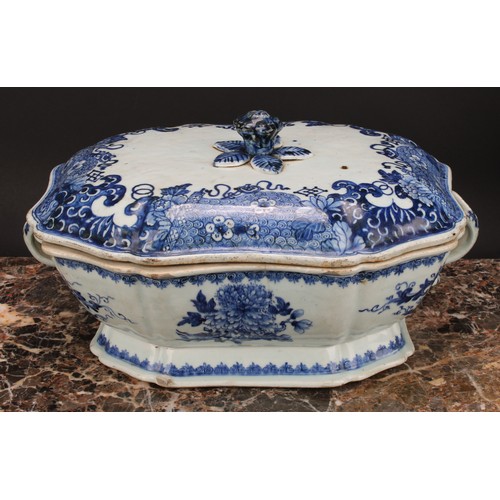 323 - A Chinese Export porcelain canted shaped rectangular tureen and cover, painted in underglaze blue wi... 