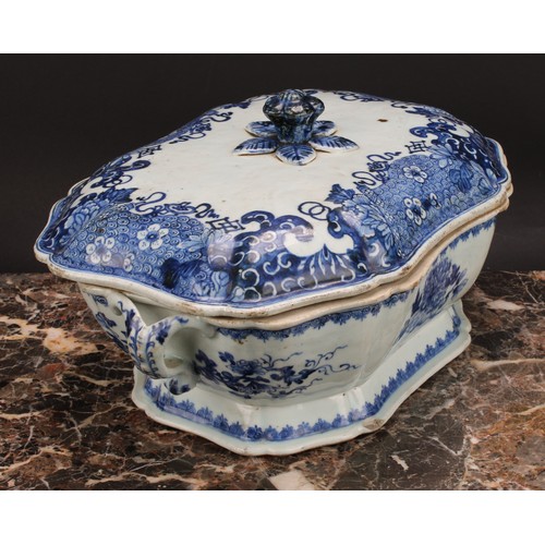 323 - A Chinese Export porcelain canted shaped rectangular tureen and cover, painted in underglaze blue wi... 