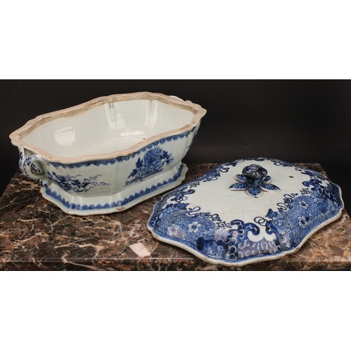 323 - A Chinese Export porcelain canted shaped rectangular tureen and cover, painted in underglaze blue wi... 