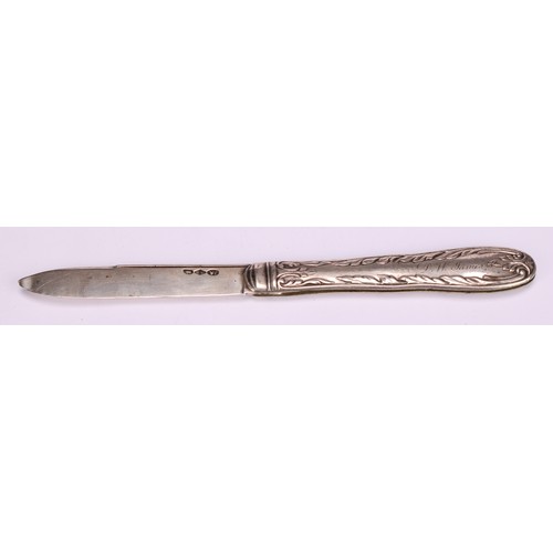 804 - A George III silver canted rectangular vinaigrette, hinged cover wriggle-work engraved with leaves, ... 