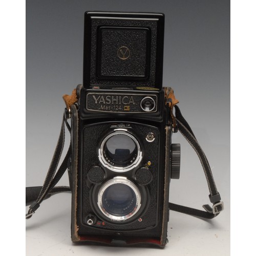 1243 - Photography - A Yashica Mat-124 G twin lens reflex camera, Yashinon f3.5 80mm lens, case, Yashinon A... 