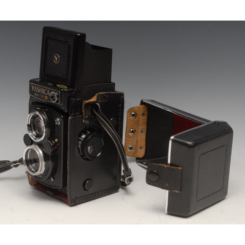 1243 - Photography - A Yashica Mat-124 G twin lens reflex camera, Yashinon f3.5 80mm lens, case, Yashinon A... 