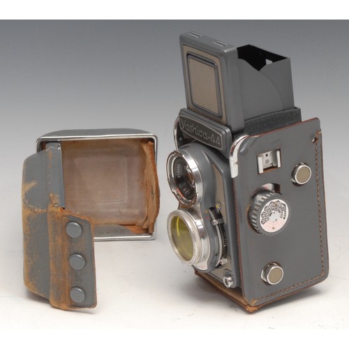 1243 - Photography - A Yashica Mat-124 G twin lens reflex camera, Yashinon f3.5 80mm lens, case, Yashinon A... 