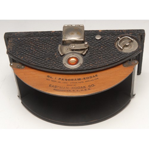 1239 - Photography - A rare and unusual Kodak No.1 Panoram- Kodak 105 roll film swing-lens panoramic camera... 