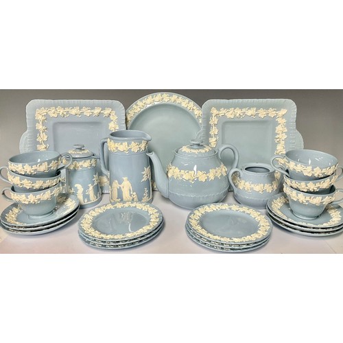 552 - Ceramics - a Wedgwood of Etruria & Barlaston Queensware tea service for six, comprising teacups, sau... 