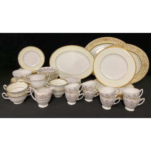 586 - A Wedgwood dinner service for six, cream border, gold rim, comprising dinner plates, dessert plates,... 