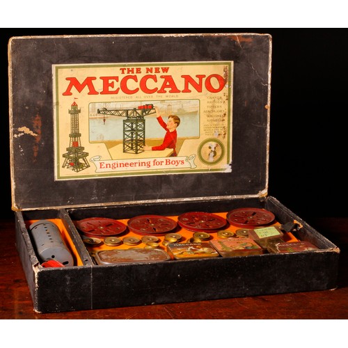 7069 - Model Engineering & Constructional Toys - a Meccano 'The New Meccano' engineering set No.3, produced... 