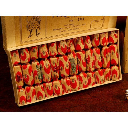 7130 - Childhood Memories & Nostalgia - a set of Caley No.141 'Midget' Christmas crackers, comprising twelv... 