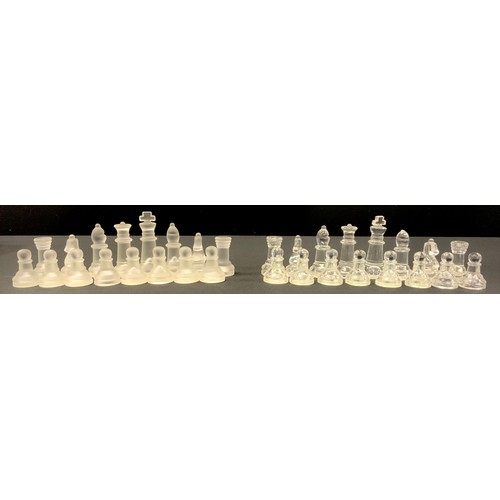 232 - A complete chess set of frosted and clear glass chess pieces, King 8cm high