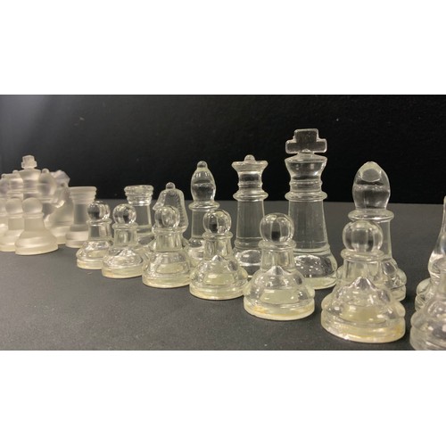 232 - A complete chess set of frosted and clear glass chess pieces, King 8cm high