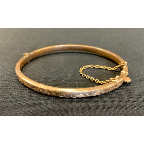 302 - A 9ct gold hollow hinge bangle, 7.2g