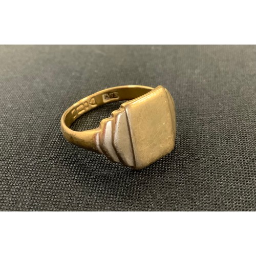 313 - A 9ct gold signet ring, size S, 4.8g