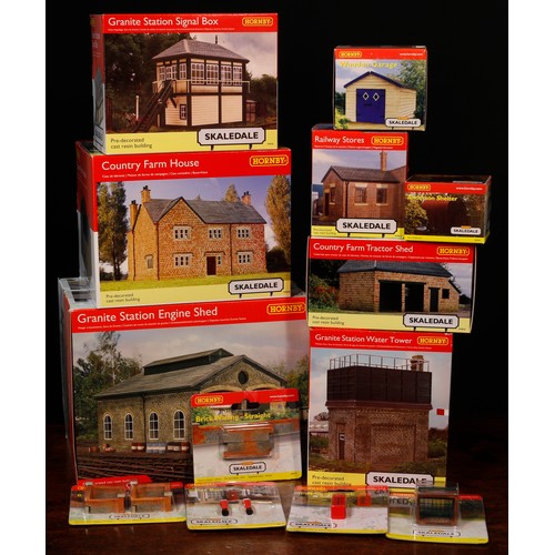 7152 - Hornby OO Gauge Skaledale trackside accessories, comprising R9838 granite station signal box, boxed;... 