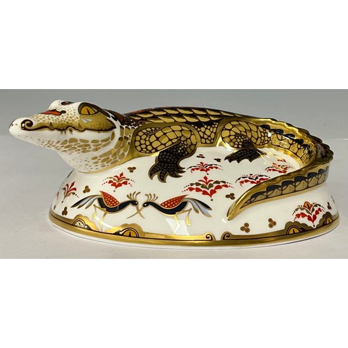 3030 - A Royal Crown Derby paperweight, Crocodile, an exclusive gold signature edition commissioned by The ... 