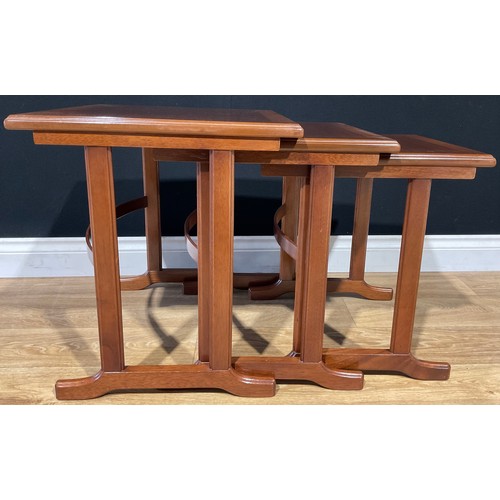 458 - A nest of three mahogany G-Plan tables, curved stretcher, the largest 51cm high, 53cm wide, 45.5cm d... 