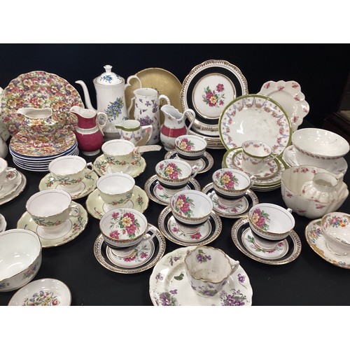 57 - Tea ware including; five gilt, yellow and floral tea cups and saucers, conforming picnic plates, bla... 
