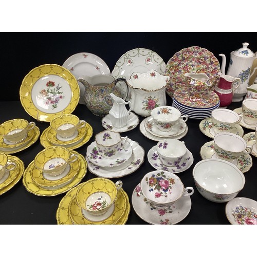 57 - Tea ware including; five gilt, yellow and floral tea cups and saucers, conforming picnic plates, bla... 