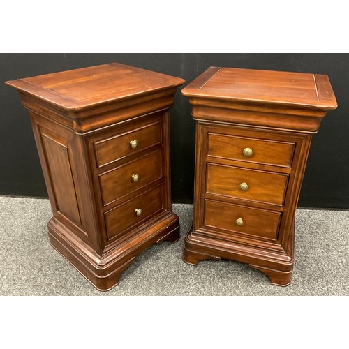 94 - A pair of Willis and Gambier style bedside cabinets / chests, for John Lewis- each chest having a ve... 