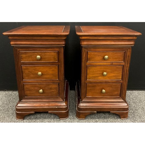 94 - A pair of Willis and Gambier style bedside cabinets / chests, for John Lewis- each chest having a ve... 