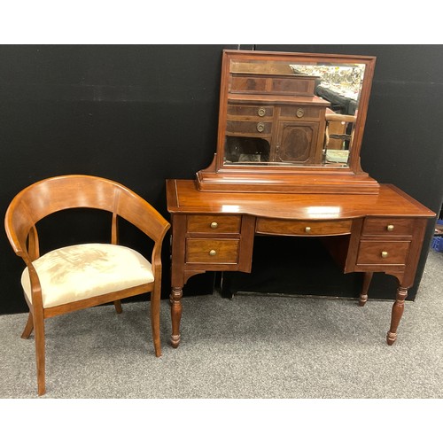 101 - A Willis and Gambier ‘Antoinette’ model (or similar) dressing table, with conforming chair, (2).