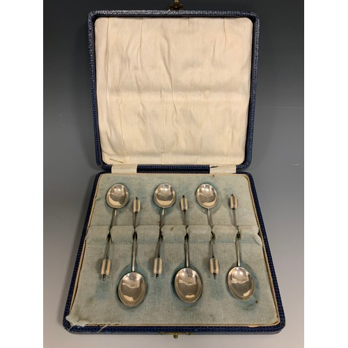 266 - A set of six George V silver bean-end coffee spoons, Birmingham 1931, cased