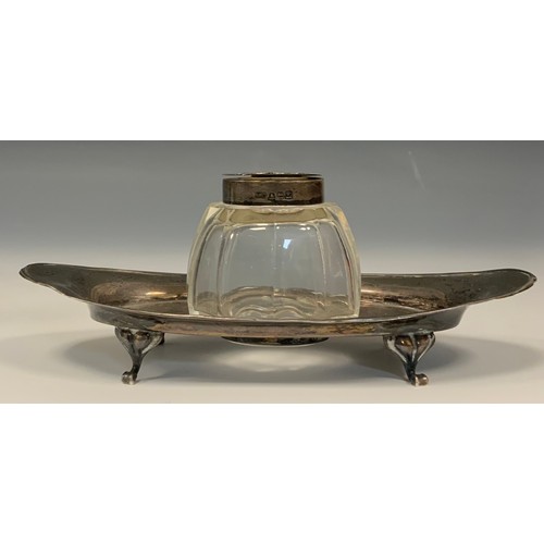 274 - A George V silver oval inkstand, Birmingham 1920; a Continental silver coloured metal box, as a swan... 