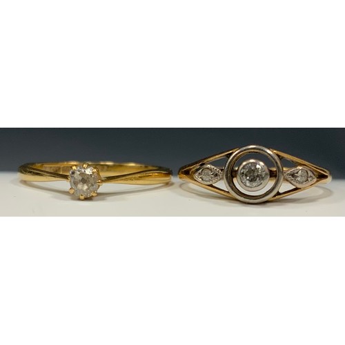 301 - An Art Deco diamond ring, old brilliant cut target collar set principle diamond flanked by lozenge m... 