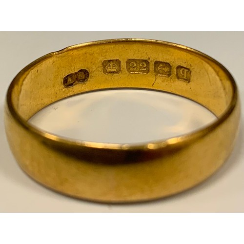 305 - A 22 ct gold wedding band, size T, 5.4g